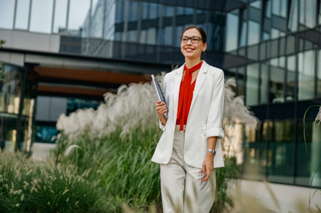 A confident businesswoman is highlighted in a modern office, embodying inspiration and ambition